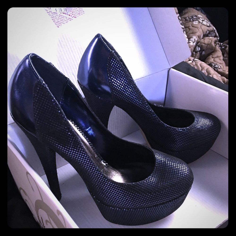 Perfect for Prom. Disco blue pumps